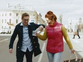 Нужно не к продавцам подходить, а к продавщицам 

P/S/
Мужик который СЕБЕ покупает "красное сухое" меня бы то же насторожил :)
Еще и "сексот" менеджера старшего он вызвал и наябедничал