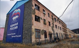 К сожалению сейчас большая половина страны выглядит так, как будто там бомбу испытали. Ну разве что к проезду высоких лиц - баннеры вывешивают на фасады центральных улиц.