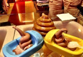 Блинов не будет.

Будут на лопате гамбургер, картошка фри, итальянская паста. Также Вам будут предложены наггетсы в ботинках и мороженное в виде экскрементов в биде. Правда, не на открытии, а в других местах.

Приятного аппетита!