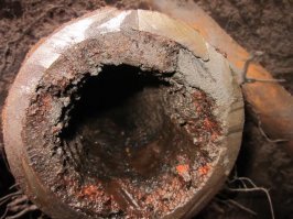 Труба, по которой течёт питьевая вода.