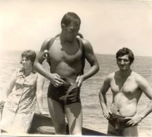 В 70 е работал спасателем на Каспии, где на одном из пляжей в начале апреля два друга поплыли на дюральке. В середине апреля там бывает даже жарко, но вода еще очень холодная. До берега было уже прилично (сам не видел), когда лодка перевернулась, они оказались в воде и поплыли к берегу. 
Один плыл в одежде, чтобы не терять время на раздевание, а другой скинул всё, что смог.
В результате утонули оба, немного не дотянув до берега. 
Нашел их быстро. Ноги волочились по песчаному дну, руки слегка разведены в стороны и верхняя часть туловища слегка приподнята. Волосы колыхались и глаза были открыты. 
Это я на буксире-спасателе.