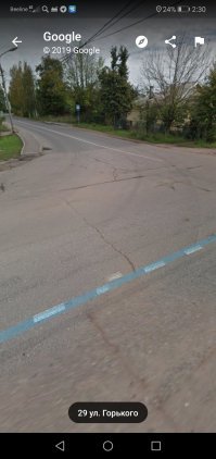 Ай, не могу)) минусуйте меня за назойливость))
Блин, лучше не читайте, т.к меня понесло)) 
В общем у меня знакомого признали виновным в схожем дтп, но с учетом что там был не съезд на дворовую территорию к школе, а перекресток со сплошной линией. Я тогда об "би-би" грудью бился что это несправедливо, но со временем понял, что зеркала не для понта повесили (особенно когда обьезжал бомбежку на трассе со скоростью черепахи, а меня обогнал летчик с антиподвеской (мое маневрирование делало меня ответсвенным за любое приключение).
В случаях с обочиной у меня было 2 инцидента (не дтп) с касанием зеркал, где я их совершил намеренно, чтобы вынести мозг крайним наглецам что подставились (не я к ним рулил). Да, раз 20 я не пускал обочину в пробке и из них раз 5 сумел эту пробку разгрузить. Но один раз простояв час с ребенком на шоссе, смотря как обочина стремительно несется вперед, я встал поперек и услышал столько брани за следующие 2 часа пробки, что в душе до сих пор херня творится.(да, для обочечников я какое то время являлся той еще гнидой - сейчас немного отлегло). 
Далее у меня сестру разводили за поворот на перекрестке с задеванием сплошной разметки задним колесом (несмотря что это поворот к заводу, штрафовали именно легковые автомобили, которые могли проехать перекресток правильно только через маневр разворота. А вы сможете доказать что правил не нарушали или отдадите 5р в казну? (фото нниже). Или согласитесь с неизбежным наказанием, как и многие, кто попал в такую ловушку?
А знаете ли вы, что не смотря на пдд, коммерческие организации отменили понятие обочин и жарят штрафы по 5 неделимых рублей? Почти никто не знает что этот штраф отменяется самым первым пунктом пдд... Все, нахер, я спать пошел... Сами виноваты что дочитали - я предупреждал с самого начала