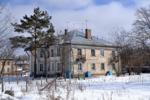 Но-но, не трогай двухэтажки, мне например нравится жить в таком доме, пусть он и очень старый, конкретно тот, где я живу 40-х годов постройки, но, стены толстые, потолки больше 3-х метров в высоту, окна большие, зимой тепло, летом не жарко. Отопление в прошлом году полностью поменяли по программе капремонта, во всем доме, крышу 3 года назад перекрыли, водпоровод лет 5 назад поменяли. Не так давно был в гостях у дурга, живет на 12 этаже 24 этажного дома... Парковок нет, люди друг друга не знают, дома все как то бездушно,  мне показалось, в подъездах вечно кто то курит и хрен пойми на каком этаже, а воняет по всему дому, потолки в квартире 2,50 м ... Нет, я никогда не пойму, как люди в таких высотках живут. И кстати, обычные двухэтажки в большинстве городов выглядят по другому, не так, как на вашем фото, а примерно так: