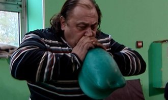 кто то двери мнет кае картон, а другие грелку как шарик надувают  ;)