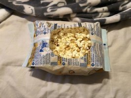 Фигня полная, также можно просто сверху или снизу открыть пакет и все. И не обязательно искать ножницы