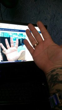 У меня такая-же и тоже на правой руке.