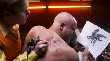 Ничто не напрягает больше, чем фраза: "НУ, КАК-ТО ТАК...", - произнесённая за спиной тату-мастером.
