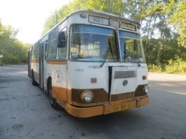 Все детство провел в Арзамасе, бабушка живет недалеко от станции Арзамас-2. Обожал поезда, после завтрака, мелкий, сразу бежал на вокзал, стоял на пешеходном переходе и просто смотрел на проезжающие поезда. 
Автор, ты забыл добавить одну очень главную деталь, по сей день в Арзамасе ездят знаменитые автобусы - Луноходы (это те, где бутылки гремят, вместо звука двигателя). В мае, когда приезжаю вскопать грядки, всегда прыгаю на двойку и еду до пощади! Эх, времена...