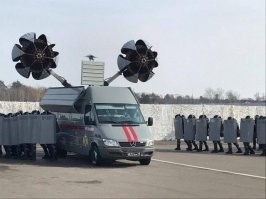 "Он верит в лояльность правительства"... такой взрослый, такой образованный и такой идиот! Это именно правительство создаёт в регионах за пределами нескольких агломераций, и главной - московской, невыносимые для народа условия существования. Начиная с заниженных в 2-3 раза (в сравнении с той же столицей) зарплатах сотрудников государственных ведомств. Искусственно занижая ассигнования из бюджета на социалку и прочее. Первыми под такую политику изощрённой мести попали регионы т.н. "красного пояса". Не спешившие заносить запутена свои 104%

Ну, а кто решит "как в Париже", не жить как там (ибо вам смердам не по чину)  а добиваться от властей благоприятных условий жизни, ждут вот такие вот генераторы стабильности.