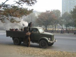 Современные газогенераторы позволяют получать довольно чистый газ также из угля, торфа, сланца...
Корейцы полным ходом их используют из-за санкций.