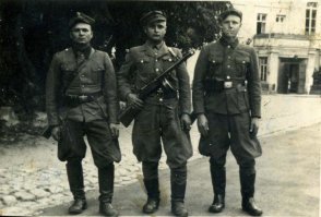 Не обязательно - в похожей зимней форме ходили солдаты Армии Людовой.