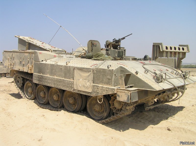 Перед вами нижняя часть от танка Т-54. Израиль захватил довольно много этих танков в качестве трофеев, поснимал башни и превратил в сильнозащищенные бронетранспортеры. 
Так вот, техники жалуются, что гусеницы этих танков очень плохо ведут себя в каменистой пустыне. Мелкие камушки застревают между звеньями и клинят нафиг. То есть, на снегу то Советские танки может и хороши, а вот у нас, здесь - не очень.
ЗЫ! Наши техники обучались у вас на общих основаниях, так что не в профессионализме дело.