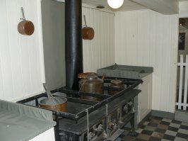 винт двухлопостной, встаёт вертикально за килём и не тормозит под парусами, этих винтов по всему кораблю штук 20 во всех местах, видимо льдом часто сносит. запасное колено, ммм,  изящное.