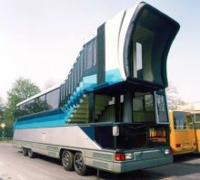 Во первых у вас на картинках, кроме четвертой, Ikarus 692.02 PALT

Версия 692.01 была без "гармошки", и трап имел другую форму. На четвертой же картинке и вовсе 692.03. 

И идея на заработала по одной простой причине -  пассажиры отказывались жить в одной гостинице, разбегались паразиты кто куда - кто домой, кто по родственникам, а кто в другие гостиницы ))