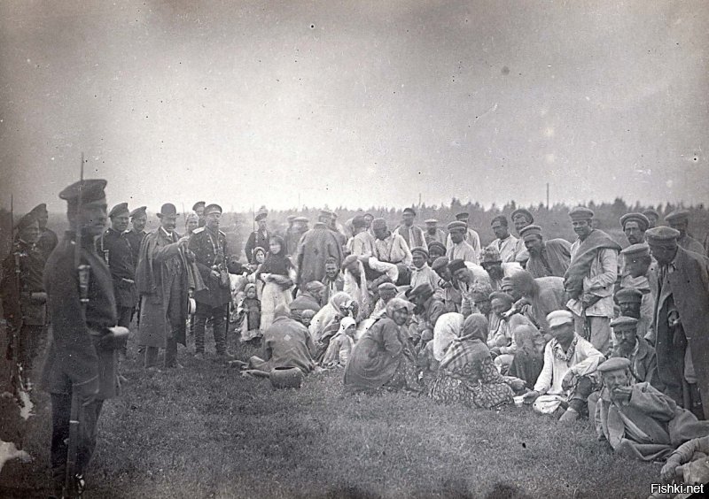 1. Ленские прииски (1912);
2. Каторжане на этапе (обратите внимание на женщин с детьми);
3. Плавучая тюрьма ("египетский этап" на Сахалин);
4. Телесные наказания;
5. "Горюны" (каста профессиональных попрошаек)
6. Профессиональные женщины лёгкого поведения (преимущественно из крестьянок)...
Как (возможно) говаривал фельдмаршал Миних про Российскую империю: "Вероятно, Россия действительно управляется непосредственно Господом Богом. Иначе невозможно представить, как это государство до сих пор существует".