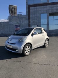 Вот вполне себе хорошая недорогая Тойота IQ.
Габаритные размеры Toyota iQ от 2985 x 1680 x 1470 до 3140 x 1705 x 1470 мм, а масса от 890 до 1030 кг. Двигатель: бензин, 1.0 л Мощность: 68 л.с.