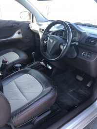 Вот вполне себе хорошая недорогая Тойота IQ.
Габаритные размеры Toyota iQ от 2985 x 1680 x 1470 до 3140 x 1705 x 1470 мм, а масса от 890 до 1030 кг. Двигатель: бензин, 1.0 л Мощность: 68 л.с.