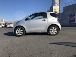 Вот вполне себе хорошая недорогая Тойота IQ.
Габаритные размеры Toyota iQ от 2985 x 1680 x 1470 до 3140 x 1705 x 1470 мм, а масса от 890 до 1030 кг. Двигатель: бензин, 1.0 л Мощность: 68 л.с.