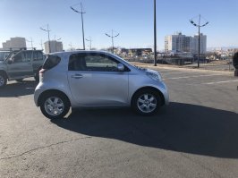 Вот вполне себе хорошая недорогая Тойота IQ.
Габаритные размеры Toyota iQ от 2985 x 1680 x 1470 до 3140 x 1705 x 1470 мм, а масса от 890 до 1030 кг. Двигатель: бензин, 1.0 л Мощность: 68 л.с.