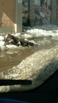 это не оттепель ,это какой то паводок в центре города...прям лужеапокалипсис.