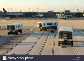 В IAD (Вашингтон Даллес аэропорт) аналогично.
Там еще есть монстры, которые на второй картинке, но я не видел, чтоб ими пользовались.