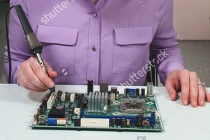 та лучше бы она бахилы б/у с дыркой на руку одела :  
а так - хренасе сработает почку в 3кг подключить.
Ну ... или паяльником  как на фото  припаять. Фу! Лжецы!