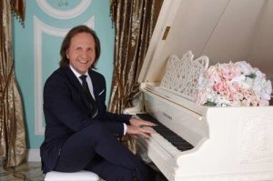 Чотанепойму, а филя тут причем?Олег Попков спер мелодию и продал фильке ...дефективный не виноват,вроде?