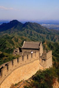 Фрагмент Стены! Судя по тени солнце освещает либо юго-западную либо юго-восточную сторону! Но в обоих случаях - южную! С этой стороны видны зубцы на стене! Так кто от кого строил Стену? Может от китайцев её построили тогда?:))