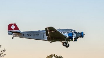 Основные рабочие лошадки на тот период...
Dacota DC-3
Ju-52