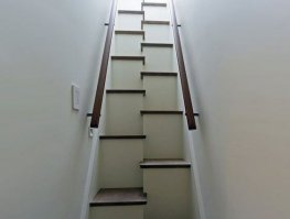 А с этой лестницы если чё- в 2 раза больнее падать....да и неудобная она.