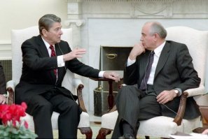 Ну сколько можно постить этот фейк?! До развала Союза Горби носил отечественные часы.  После - его наградили какими-то швейцарскими.
На первой фотке видно что часы на его руке - круглые. А "Радо Манхэттен" - квадратные, стоимостью порядка $200 - ценовая категория мелких валютных спекулянтов. Которого и играет Миронов.
Горби, конечно, сволочь. Но не дурак чтобы идти на встречу с Рейганом в таких часах.