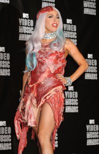 Жалкий подражатель ледигаги. У той платье из мяса, у этого пиджак.