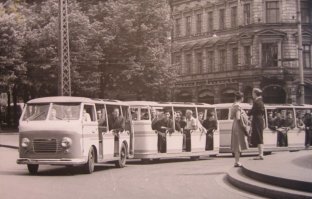 "Уникальных", ну-ну. Автопоезда "Рига" на РАФе делали с 1959 года. Для больших парков, выставок, курортов. По мере смены базовой модели, менялись и автопоезда.
Фотографии без сортировки и подписей, как попало.
(пришлось поделить на 3 коммента, иначе фишки вставляют картинки в виде "почтовых марок")