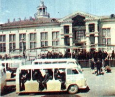 Первая фотография - какой-то черноморский курорт. И, да, в крупных аэропортах они тоже использовались.