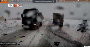 Возможно было так (судя по следам):
1. 14-я с обочины поворачивала на заправку, но из-за снего/льда не успел разогнаться.
2. автобус пытался объехать справа, при ударе 14-ю отбросило назад
3. 14-ю догнал хундай и отпросил вперед