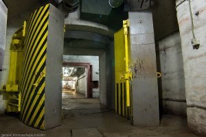 Балаклава,не помню точно сколько весит одна створка,по моему порядка 5т.