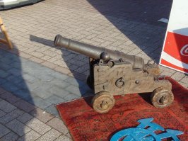 Книга с бельгийской барахолки - лучший подарок. Особенно, если полная. Ну, или корабельная пушка. Флот никто не строит?...