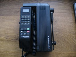 Смех смехом, но я недавно купил себе новый MOTOROLA international 1000.
Не в смысле новая модель, а сам аппарат новый, хотя есть бу и дешевле.
Суть этого телефона в том, что он работает в сети GSM 900, с мощностью передатчика около 10 ват. 

Другими словами, на дальности 2 км до базовой станции обычный смартфон  уже испытывает проблемы с качеством связи, то MOTOROLA работает до 30-35 км до БС.
Я же к нему подключил внешнюю антенну с высоким коэффициентом усиления и получил дальность в пределах 45-50 км до БС, т.е. фактически я нахожусь на связи даже в глухом лесу.

Купил его естественно, для внедорожного автомобиля, на котором бороздим просторы Родины.