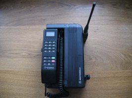 Смех смехом, но я недавно купил себе новый MOTOROLA international 1000.
Не в смысле новая модель, а сам аппарат новый, хотя есть бу и дешевле.
Суть этого телефона в том, что он работает в сети GSM 900, с мощностью передатчика около 10 ват. 

Другими словами, на дальности 2 км до базовой станции обычный смартфон  уже испытывает проблемы с качеством связи, то MOTOROLA работает до 30-35 км до БС.
Я же к нему подключил внешнюю антенну с высоким коэффициентом усиления и получил дальность в пределах 45-50 км до БС, т.е. фактически я нахожусь на связи даже в глухом лесу.

Купил его естественно, для внедорожного автомобиля, на котором бороздим просторы Родины.
