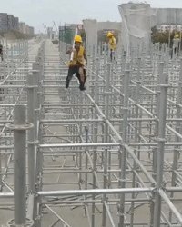 Судя по его штанам он уже падал не раз.