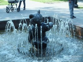Г.Новосибирск, Первомайский сквер, фонтан "Медвежонок играющий со струёй воды"