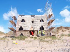 неужели никто не узнал, что крыша с "ракушками" это декорация к фильму Гарри Поттер и Дары Смерти... и это все гипс..