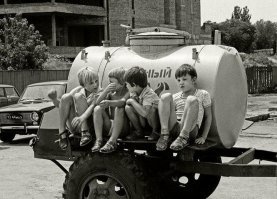 Бочка возле кинотеатра "Тирасполь", в городе с одноимённым названием. Начало 80-х. МССР