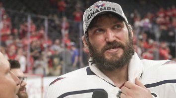 Чем-то на Овечкина похож:)