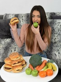 а есть видео где она ест? или где ее гипнотизируют?