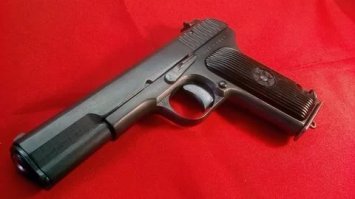 у него нет самовзвода и привычного предохранителя . но сам классный!