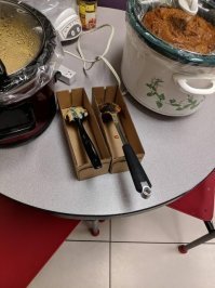 Зачем пакеты в кастрюлях и кто насрал в один из них?