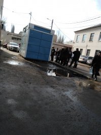 Смех смехом, но часть города все еще сидит без воды. Ее подвозят автоцистернами в пять точек, но до них многим по 2-3 км добираться (на фото народ ждет машину с водой).  Закрыты несколько школ и детсадов...