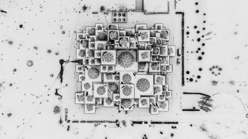 А что не разбомбили, не заметили в темноте такую цель смачную?
П...рюги пиндоские..