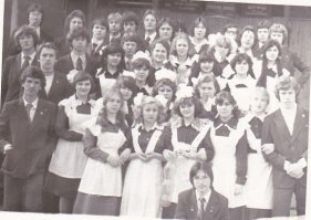 Солнце мое. Явно ты - мальчик) такие кружавчики на девочках в то время были не возможны. Вологодские кружавчики стоили  дорого и купить их было очень сложно. В основном мы пришивали капроновые кружева на воротнички. А отделку фартука кружевами и шитьем - это уже домашние проделки.Вот мой класс. Как видишь - никаких кружавчиков на фартуках.